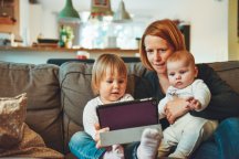 Kleuter baby ipad beeldscherm moeder beeldschermgebruik
