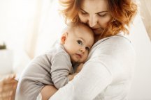 Baby gedragen door moeder