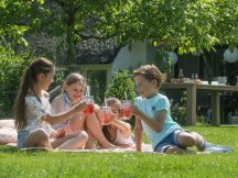 kinderen in de tuin
